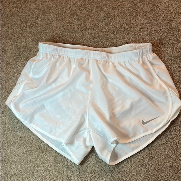 NEW Nike Women's Tempo Modern Embossed 4" WHITE Running Shorts AJ4713-100 L - Picture 4 of 9